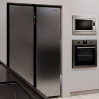 Refrigerador Side by Side Debacco 607 litros inox em cozinha moderna, destacando design elegante e funcional.