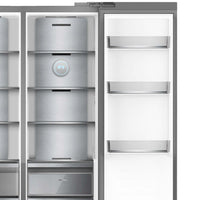 Interior do Refrigerador Side by Side Debacco 607 Litros Inox mostrando prateleiras e compartimentos organizados.