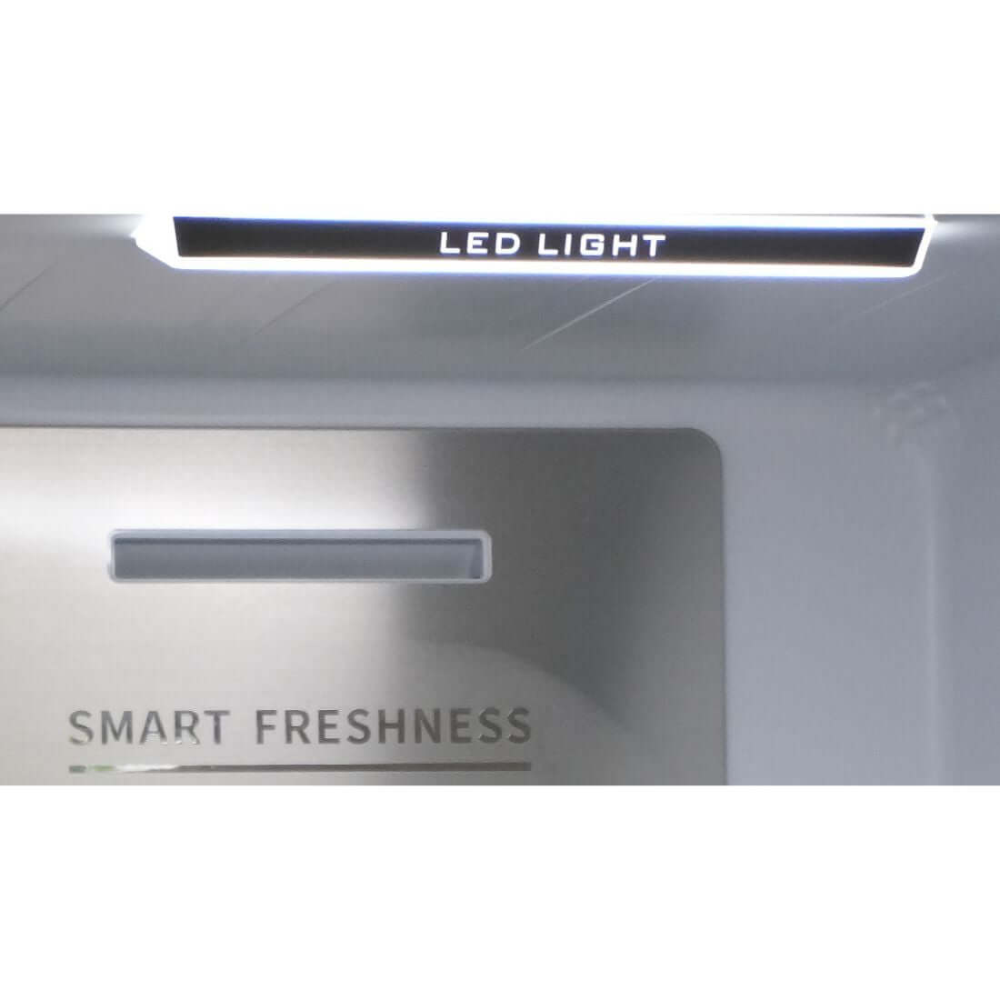 Interior do refrigerador Debacco com luz LED e tecnologia Smart Freshness para conservar alimentos.