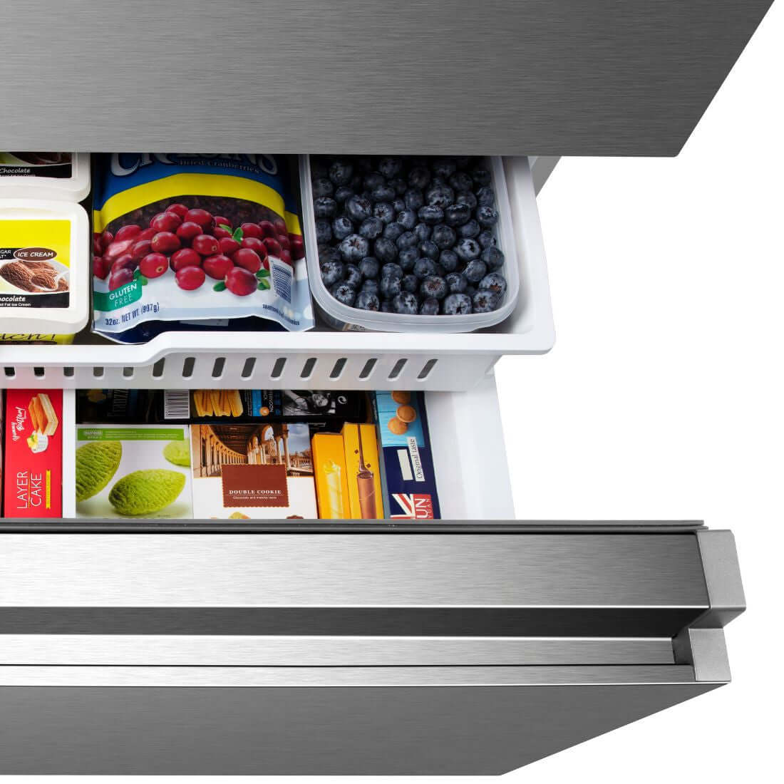 Interior de gaveta de refrigerador Gorenje French Door com alimentos organizados, como frutas e sorvetes.