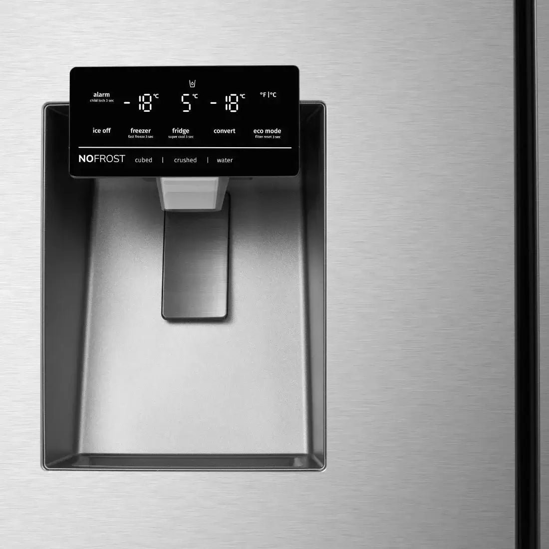 Painel de controle do Refrigerador Gorenje French Door com dispenser de água e gelo em inox.
