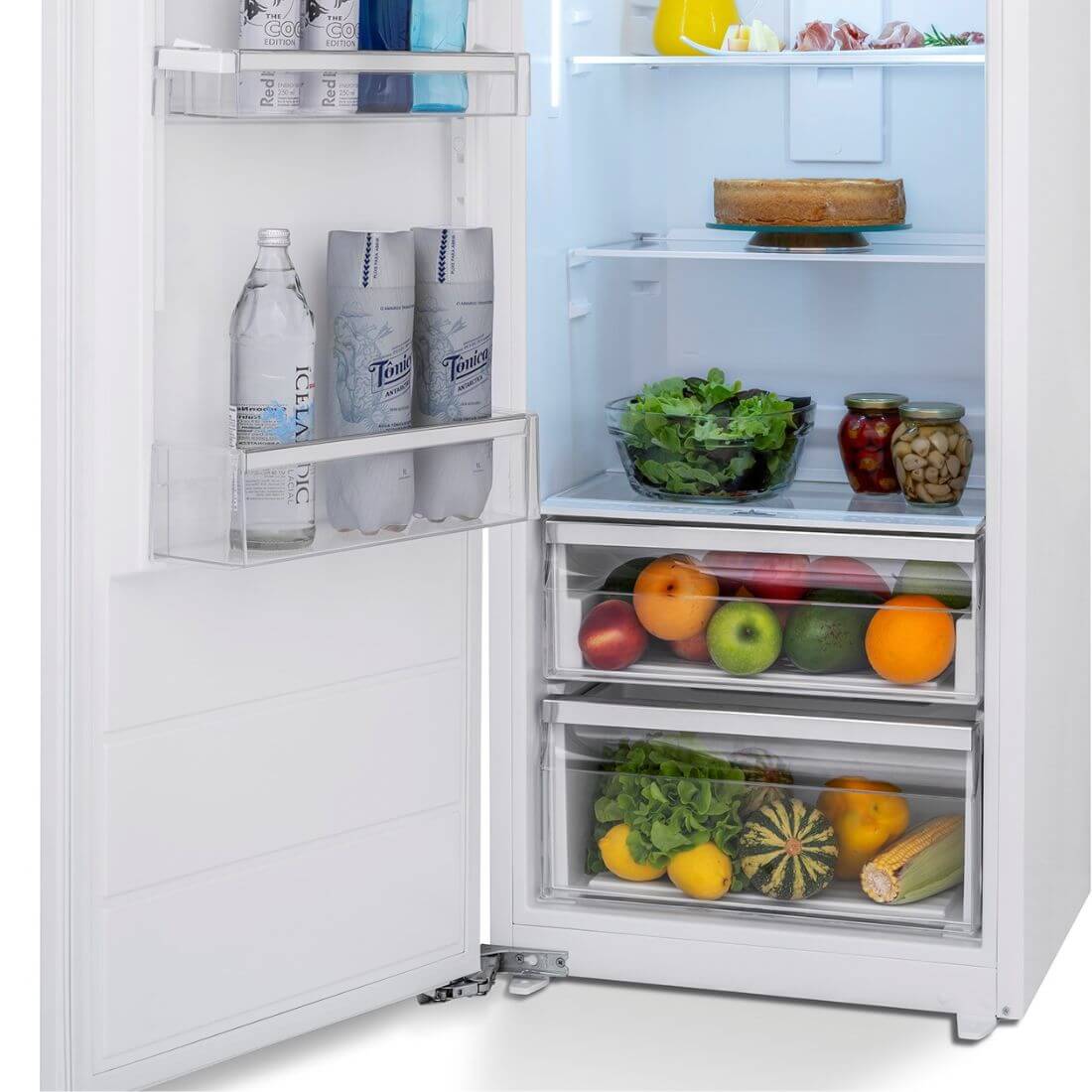 Refrigerador Tecno para Revestir 303 Litros 54cm embutido com portas flush, prateleiras e gavetas cheias de frutas e vegetais