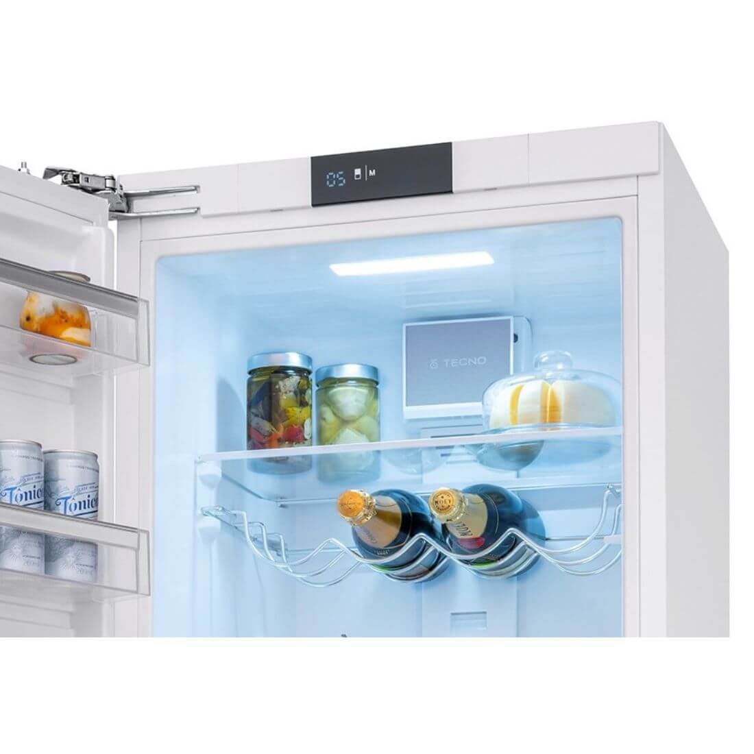 Alt Tag: Refrigerador Tecno para Revestir com interior iluminado, prateleiras de vidro e suporte para garrafas 303 Litros 54cm