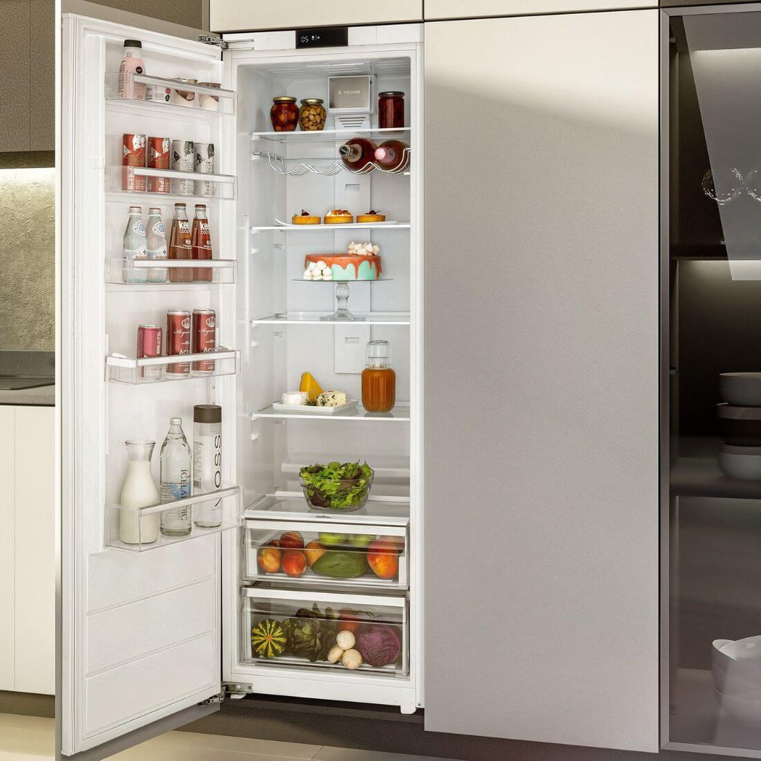 Refrigerador Tecno para Revestir 303 litros embutido com porta revestida aberta mostrando alimentos organizados