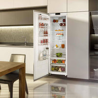 Refrigerador Tecno para Revestir 303L embutido com porta flush aberto em cozinha planejada